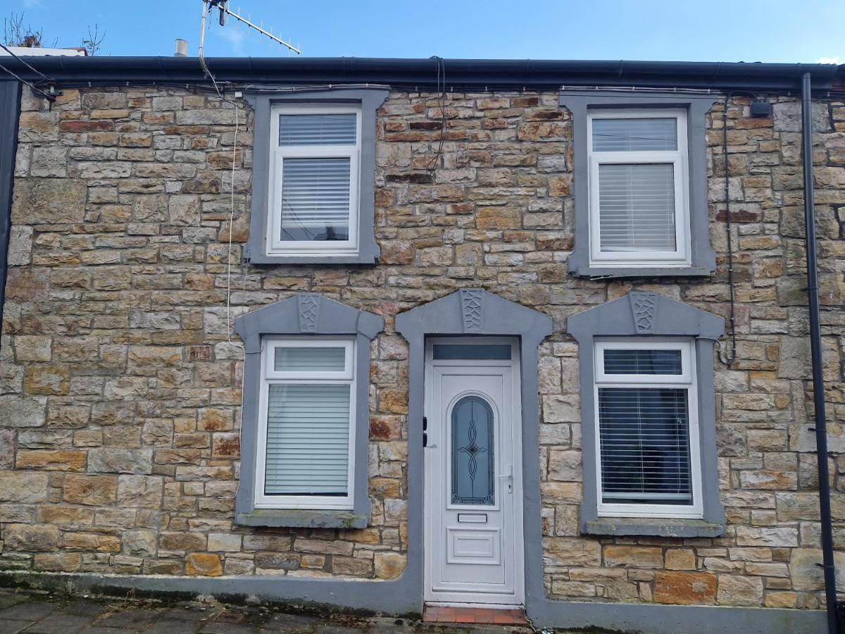 3 Bedroom Modern House. Merthyr Tydfil Near Bike Park Wales And Brecon Beacons National Park *