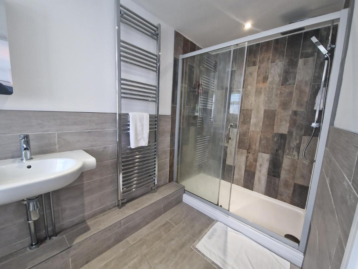 3 Bedroom Modern House. Merthyr Tydfil Near Bike Park Wales And Brecon Beacons National Park Holiday home Dowlais